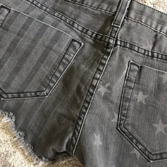 EUC VANS Mid Rise Booty Fringe Shorts Sz 5 - Picture 2 of 5